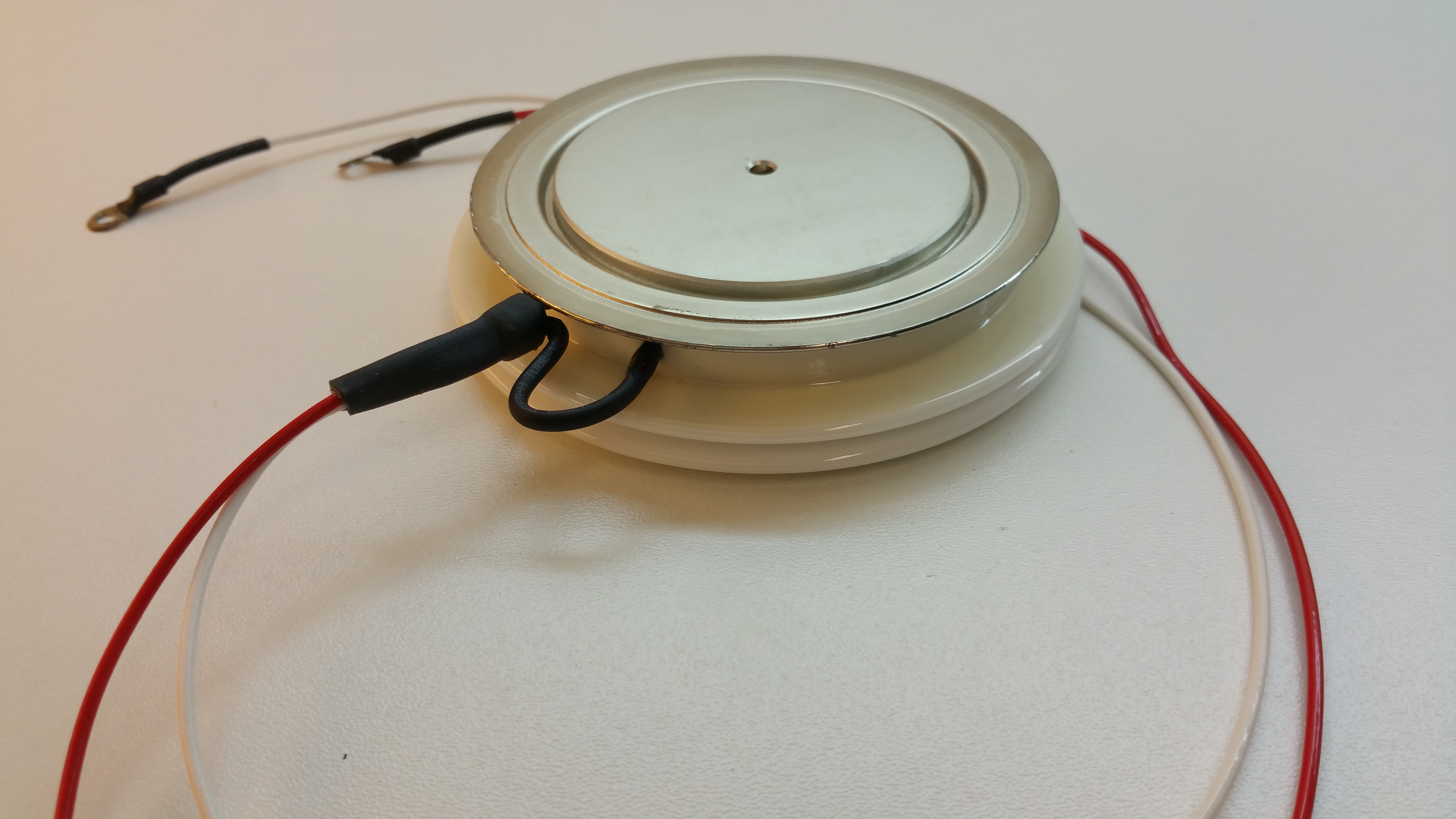 Thyristors Immergés dans fluide caloporteur (fréon, huile etc.)
